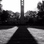 Kerktoren in de avondzon